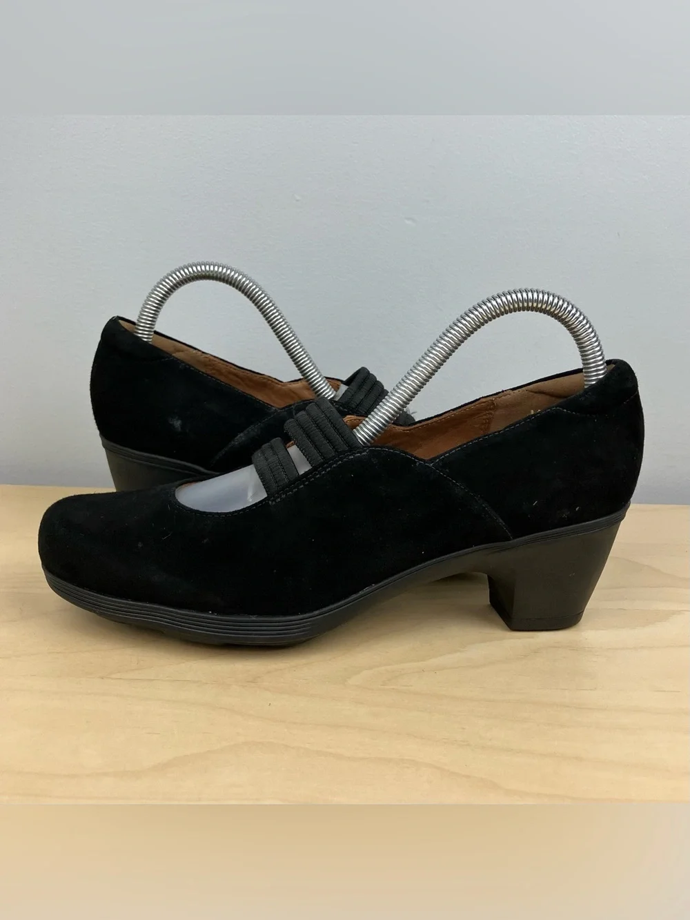Clarks Artisan Women’s Size 8.5 M Black Suede Mary Jane Pumps Slip On